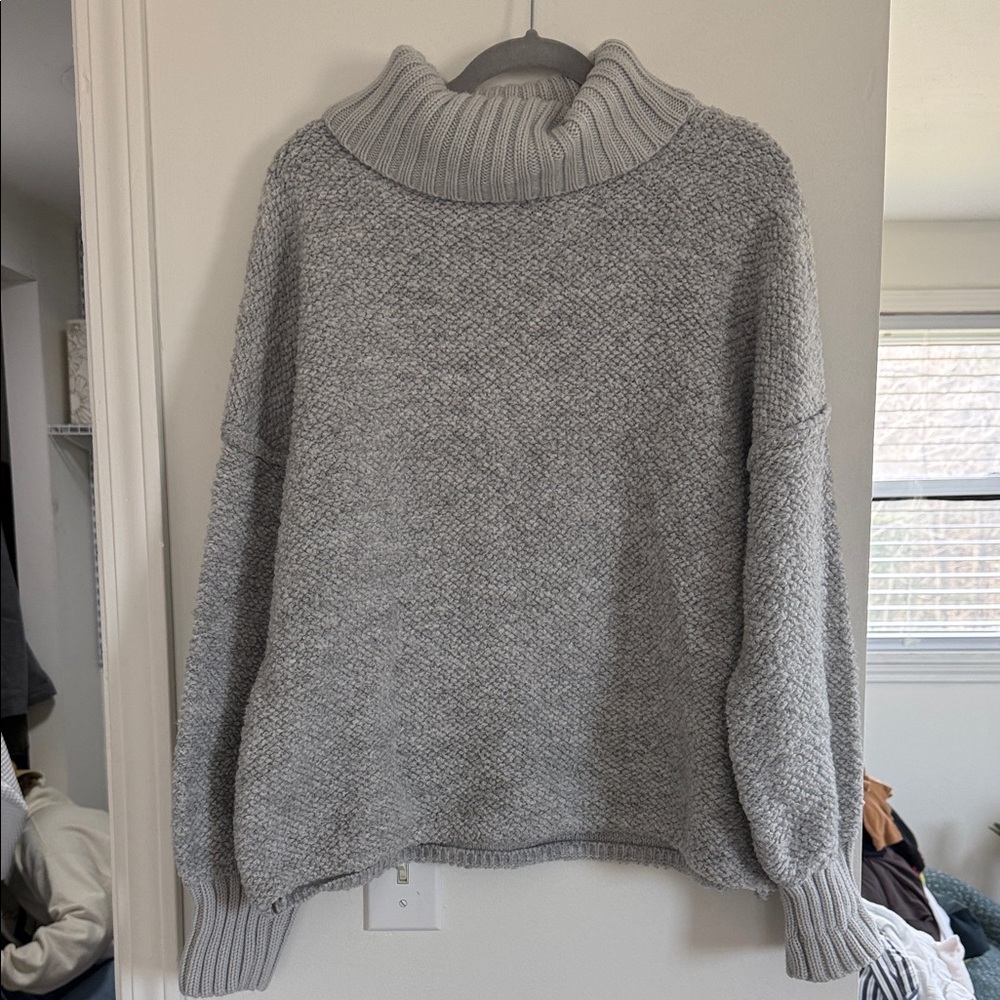 Women's Light Gray Ribbed Turtleneck Sweater - Cozy Knit Pullover